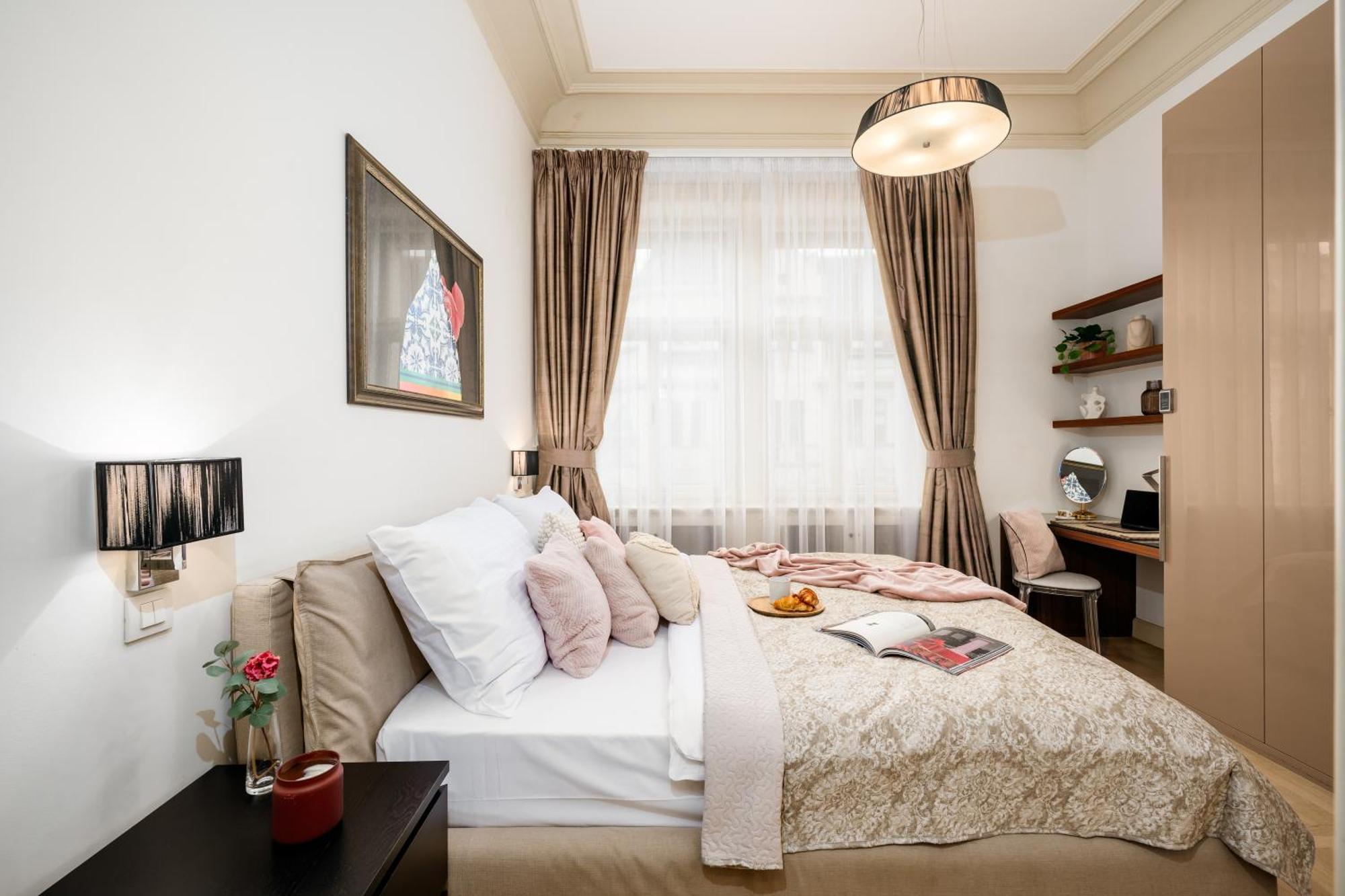 Days - 1min Old Town Square - 1bdr - Parizska Street